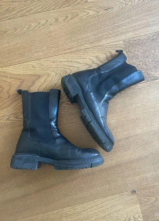 Bottines boots en cuir noir, marque: Minelli, état: Bon état, taille: 37, 10,00 €, 11,20 € Protection acheteurs incluse