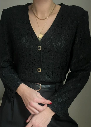 Chemise rétro style vintage et oversize noire en dentelle fleurs gros boutons doré, merk: Fait Main, staat: Heel goed, maat: S / 36 / 8, € 20,00, € 21,70 inclusief Kopersbescherming Pro