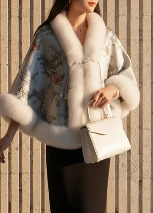 Cape imprimée blanche bordure fausse fourrure, marque: Venom&Velvet, état: Très bon état, taille: Taille unique, 44,90 €, 47,85 € Protection acheteurs (Pro) incluse