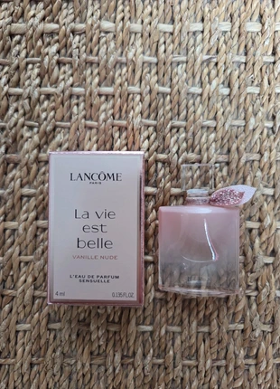 Miniature eau de parfum sensuelle la vie est belle vanille nude Lancome neuf, brand: Lancôme, condizioni: Nuovo con cartellino, €22.00, €23.80 include la Protezione acquisti