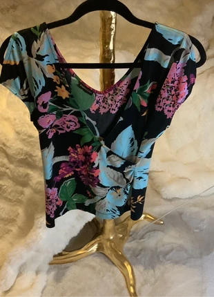 🌸 Top croisé BCBG Max Azria – Élégance florale et coupe féminine, marque: BCBG Max Azria, état: Très bon état, taille: S / 36 / 8, 70,00 €, 74,20 € Protection acheteurs incluse