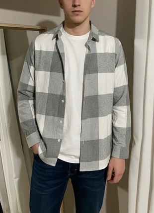 Camicia calda in flanella Bershka a quadri bianchi e grigio, marque: Bershka, état: Très bon état, taille: XS, 4,00 €, 4,90 € Protection acheteurs incluse