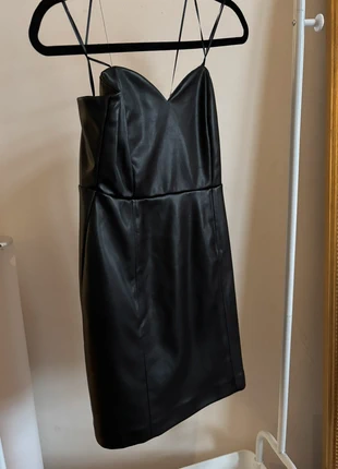 Robe similicuir, marke: Stradivarius, zustand: Neu, mit Etikett, größe: XS / 34 / 6, 9,00 €, 10,15 € inklusive Vinted-Käuferschutz