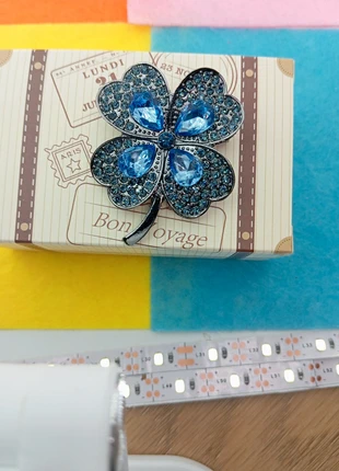 Broche avec la boîte, marque: Broche.fr, état: Très bon état, 5,00 €, 5,95 € Protection acheteurs (Pro) incluse