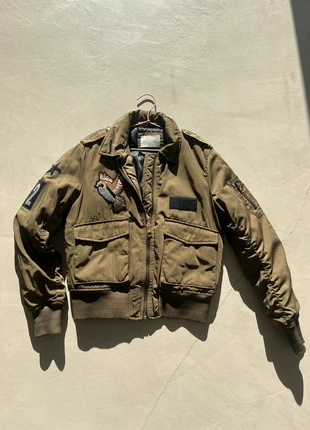 Bomber kaki à patchs, marca: Bershka, estado: Muy bueno, tamaño: S / 36 / 8, 8,00 €, 9,10 € Protección al comprador incluida