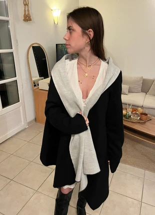 Cape noire et blanche – Élégante, chaude & tendance, marca: Gémo, estado: Muito bom, tamanho: Tamanho único, €10.00, €11.20 inclui Proteção do Comprador