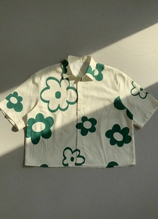 Chemise crème à fleurs vertes – style streetwear, marque: Bloom District, état: Très bon état, taille: M, 39,90 €, 42,60 € Protection acheteurs incluse