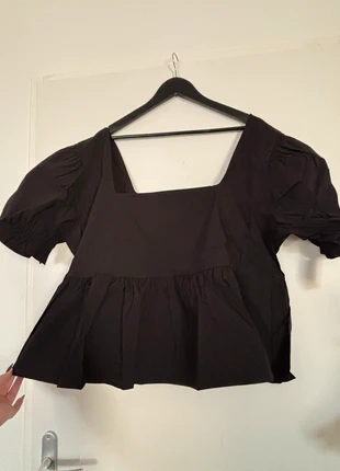 Top péplum noir à col carré, merk: Boohoo, staat: Nieuw met prijskaartje, maat: 8XL / 56 / 28, € 10,00, € 11,20 inclusief Kopersbescherming