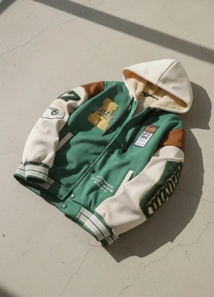 Veste varsity verte & crème à capuche – streetwear / cosy / tendance / unisexe, brand: Everline Studio, condition: Very good, size: M, €79.90, €84.60 includes Buyer Protection