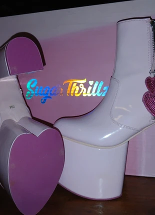 Dolls Kill Sugar Thrillz Heart Platform Boots, marque: Dolls Kill, état: Neuf sans étiquette, taille: 38, 50,00 €, 53,20 € Protection acheteurs incluse