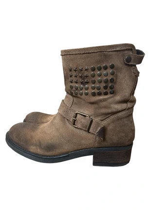 Brown suede ankle boots, marque: Hakei, état: Bon état, taille: 40, 20,00 €, 21,70 € Protection acheteurs incluse