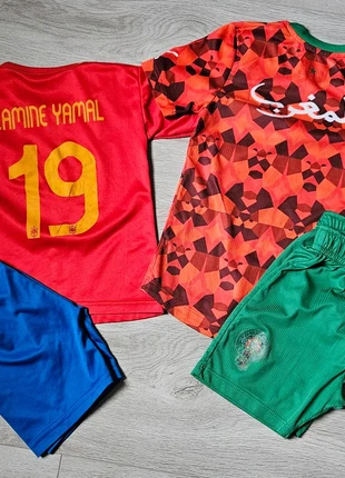 2 Voetbaltenue - Spanje & Marokko, estado: Bom, tamanho: 3 anos / 98 cm, €4.00, €4.90 inclui Proteção do Comprador