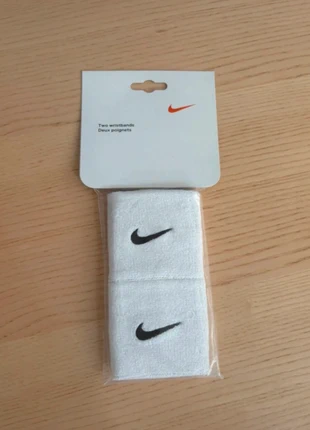 Paire de serre poignet Nike blanc, jamais porté, sous emballage, marque: Nike, état: Très bon état, taille: Taille unique, 8,00 €, 9,10 € Protection acheteurs incluse