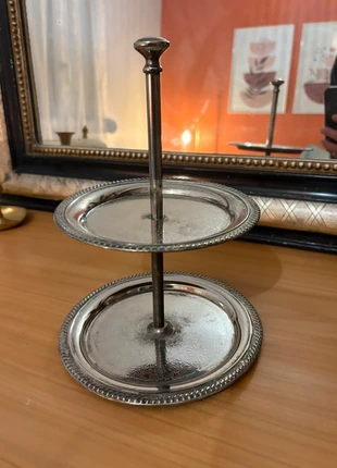 Superbe présentoir en métal argenté à deux étages – style vintage chic, marque: Vintage Love, état: Bon état, 14,00 €, 15,40 € Protection acheteurs incluse