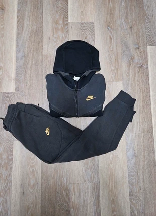 Ensemble Nike tech veste et jogging noir et doré en très bon état Taille XS, brand: Nike, condizioni: Ottime, taglia: XS, €60.00, €63.70 include la Protezione acquisti
