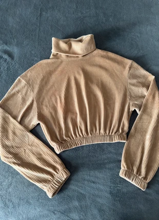 Felpa crop beige in velluto a costine con collo alto, marca: Bershka, estado: Novo sem etiquetas, tamanho: S / 36 / 8, €6.50, €7.53 inclui Proteção do Comprador