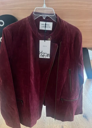 Très jolie perfecto couleur burgundy, merk: Galeries Lafayette, staat: Nieuw met prijskaartje, maat: XL / 42 / 14, € 65,00, € 68,95 inclusief Kopersbescherming
