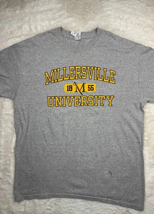 3241. T-shirt Millersville University gris L, marque: Gildan, état: Très bon état, taille: L, 10,00 €, 11,20 € Protection acheteurs incluse