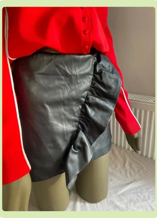 Jupe short cuir Zara taille S, marque: Zara, état: Neuf sans étiquette, taille: S / 36 / 8, 6,00 €, 7,00 € Protection acheteurs incluse