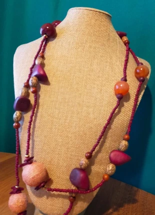 Collier long multimatériaux tons rouges/rosés, brand: Fait Main, condition: Very good, €18.00, €19.60 includes Buyer Protection Pro