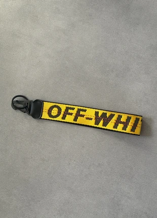 Off-white clasp, merk: Outfit, staat: Heel goed, € 10,00, € 11,20 inclusief Kopersbescherming