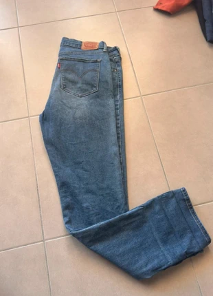 Jeans levis femme taille 40 parfait état, merk: Levi's, staat: Heel goed, maat: L / 40 / 12, € 22,00, € 23,80 inclusief Kopersbescherming