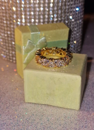 Superbe bague incrustée de cristaux, merk: swarovski elements, staat: Heel goed, maat: 51.8 mm / 16.5 mm Ø, € 18,95, € 20,60 inclusief Kopersbescherming