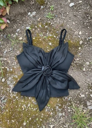 Haut sans bretelles noir avec grand accent floral – Style français élégant, Taille M, brand: Noir, condizioni: Ottime, taglia: M / IT 42 / EU 38, €38.90, €41.55 include la Protezione acquisti