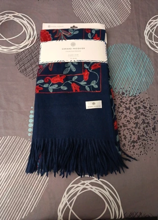 Châle bleu flri Gérard Pasquier - Élégance vibrante et douceur raffinée, brand: Gerard Pasquier, condizioni: Nuovo senza cartellino, €10.00, €11.20 include la Protezione acquisti