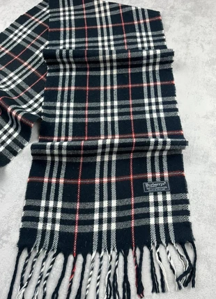 Écharpe Burberry noire à rayures blanches et rouges old money, marke: Burberry, zustand: Sehr gut, 27,90 €, 30,00 € beinhaltet Vinted-Käuferschutz Pro