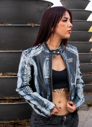 Vintage painted cropped biker jacket night city 2000s M / 38 / 10 • Muy bueno • Vintage Dressing, marque: Vintage Dressing, état: Très bon état, taille: M / 38 / 10, 33,00 €, 35,35 € Protection acheteurs (Pro) incluse