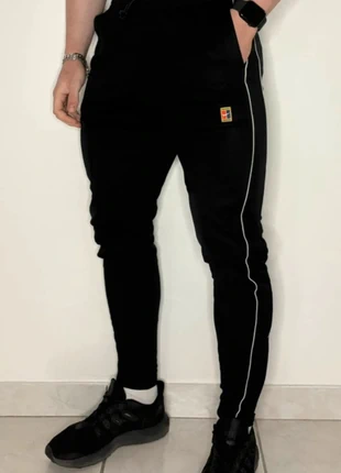 Jogging Nike noir - Taille S, marque: Nike, état: Très bon état, taille: S, 16,00 €, 17,50 € Protection acheteurs (Pro) incluse