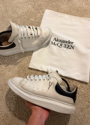 Chaussures Alexander McQueen Blanches, marke: Alexander McQueen, zustand: Sehr gut, größe: 43, 39,99 €, 42,69 € beinhaltet Vinted-Käuferschutz Pro