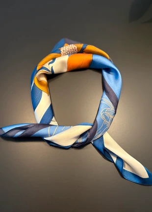 Elegant scarf in blue with flowers, staat: Nieuw met prijskaartje, € 10,00, € 11,20 inclusief Kopersbescherming