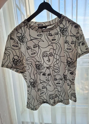 Casual Graphic Tshirt – Abstract Design, merk: Shein, staat: Heel goed, maat: L / 40 / 12, € 8,00, € 9,10 inclusief Kopersbescherming