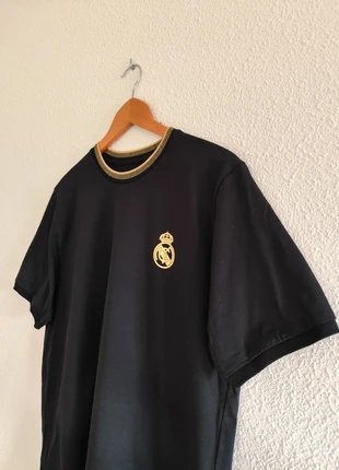 Real Madrid Gold Crest Basic Tee | Premium Black 100% Cotton Fan Wear, marca: Real Madrid, estado: Muito bom, tamanho: L, €26.00, €28.00 inclui Proteção do Comprador