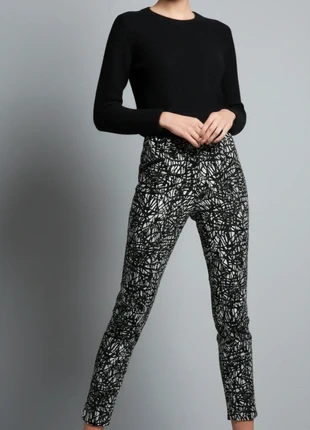 jersey negro de calvin klein y pantalón estampado de claudia sträter, marca: Calvin Klein, estado: Muito bom, tamanho: M / 38 / 10, €24.00, €25.90 inclui Proteção do Comprador