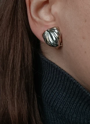 Beautiful Shell silvery vintage clip on earrings, marque: Vintage Dressing, état: Très bon état, 15,00 €, 16,45 € Protection acheteurs incluse