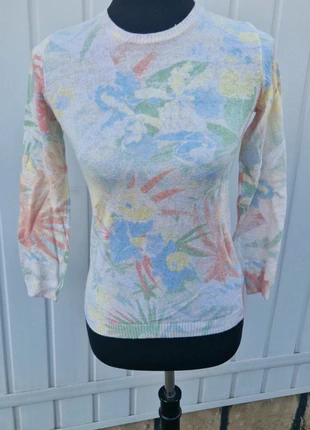 🌸 Joli pull fin à motif floral pastel 🌸, marca: United Colors of Benetton, estado: Muito bom, tamanho: 10 anos / 140 cm, €7.00, €8.05 inclui Proteção do Comprador