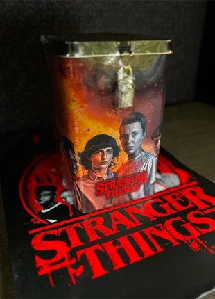 Tirelire Stranger Things avec cadenas + clé Édition Netflix, merk: Stranger Things, staat: Nieuw met prijskaartje, € 4,95, € 5,90 inclusief Kopersbescherming