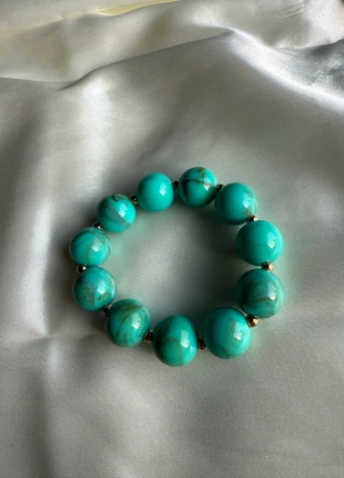 Elastische armband • Turquoise marmerlook acryl kralen • Stainless steel details, merk: By Jule Sieraden, staat: Nieuw met prijskaartje, € 7,95, € 9,05 inclusief Kopersbescherming Pro