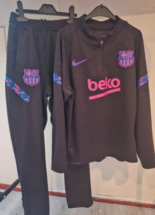 Trainingspak FC Barcelona maat 146/152, merk: FC Barcelona, staat: Goed, maat: 12 jaar / 152 cm, € 15,00, € 16,45 inclusief Kopersbescherming