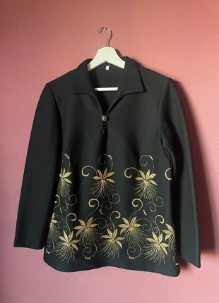 Vintage longsleeve top with gold embroidery, merk: Vintage Dressing, staat: Heel goed, maat: M / 38 / 10, € 15,00, € 16,45 inclusief Kopersbescherming