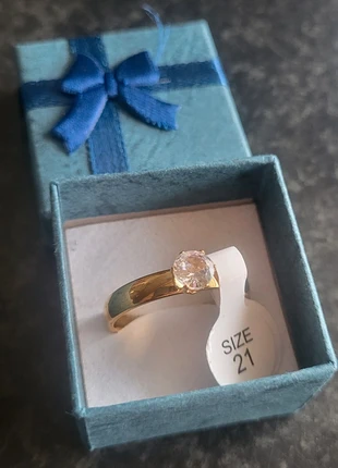 Prachtige goudkleurige ring met een steen 😊🌺, merk: Stainless steel, staat: Heel goed, maat: 66.0 mm / 21 mm Ø, € 4,00, € 4,90 inclusief Kopersbescherming