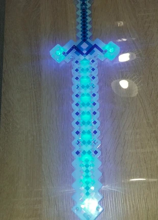 Épée lumineux avec pile, marque: Lumineux, état: Neuf avec étiquette, 12,00 €, 13,30 € Protection acheteurs incluse