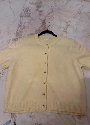 Butter yellow cardigan met gouden details, merk: Primark, staat: Heel goed, maat: M / 38 / 10, € 8,00, € 9,10 inclusief Kopersbescherming