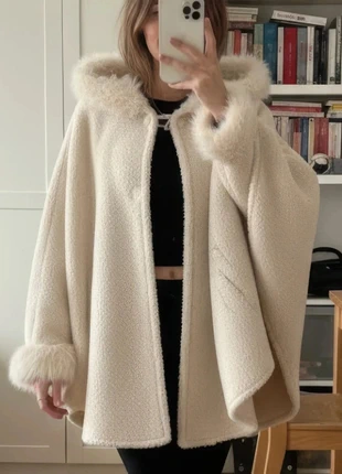 Veste cape à capuche avec fausse fourrure blanc crème chic taille S, merk: Floconnia, staat: Heel goed, maat: S / 36 / 8, € 79,90, € 84,60 inclusief Kopersbescherming