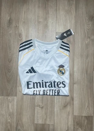 Maillot 25/26 Réal Madrid (Taille S), brand: adidas, condizioni: Nuovo con cartellino, taglia: S, €25.00, €26.95 include la Protezione acquisti