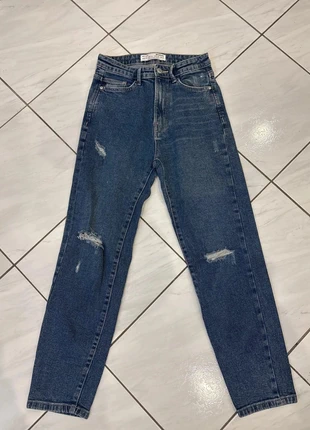 Jean femme bleu mom troués stradivarius en très bon état taille 36/S, brand: Stradivarius, condizioni: Ottime, taglia: S / IT 40 / EU 36, €10.00, €11.20 include la Protezione acquisti