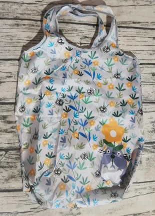 Dac cabas Totoro motifs fleurs et noiraudes ghibli hayao miyazaki, marke: Totoro, zustand: Sehr gut, 15,90 €, 17,40 € beinhaltet Vinted-Käuferschutz Pro